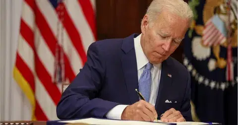 Глава Белого дома подписал закон о раскрытии происхождения Covid-19.