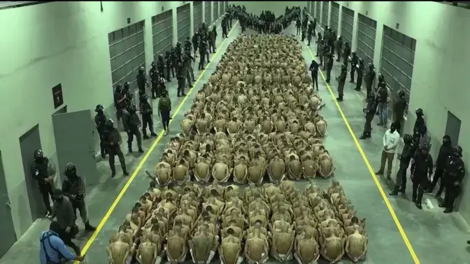 «Никогда не вернемся»: Сальвадор запирает бандитов в новой мегатюрьме с обещанием не выпускать