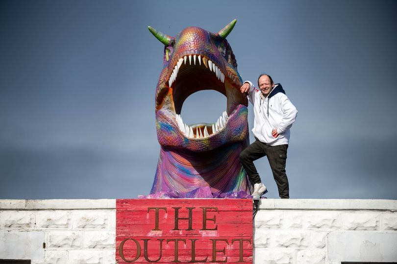 Гигантская светящаяся голова Ти-Рекса вызвала переполох в деревне