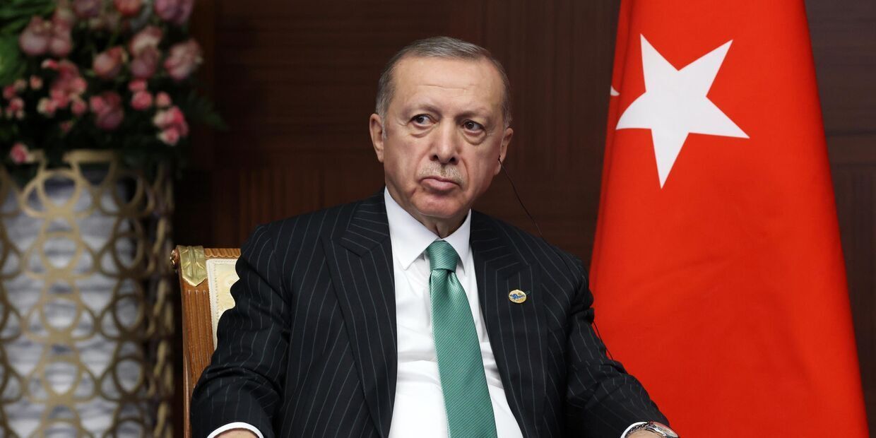 Роль Алжира в посредничестве в украинском кризисе: Более пристальный взгляд на визит президента Теббуна в Россию