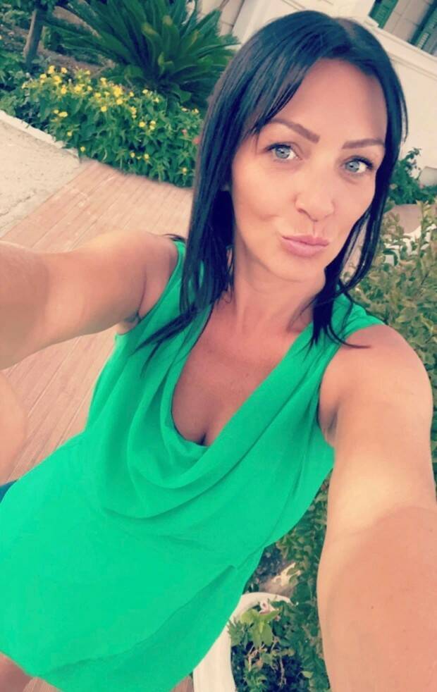 ПОВОРАЧИВАЯ ГОЛОВЫ Я МИЛФА и люблю демонстрировать свое тело в мини-юбках и топах с глубоким вырезом – женщины завидуют,