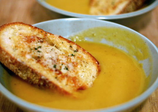 Зимний суп из кабачков с гренками грюйер