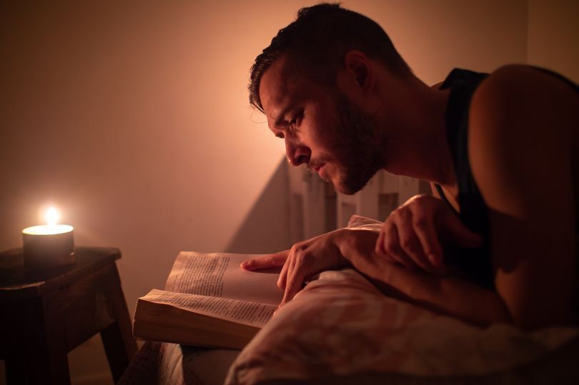 Работа мечты - вам будут платить за чтение любимых книг перед сном