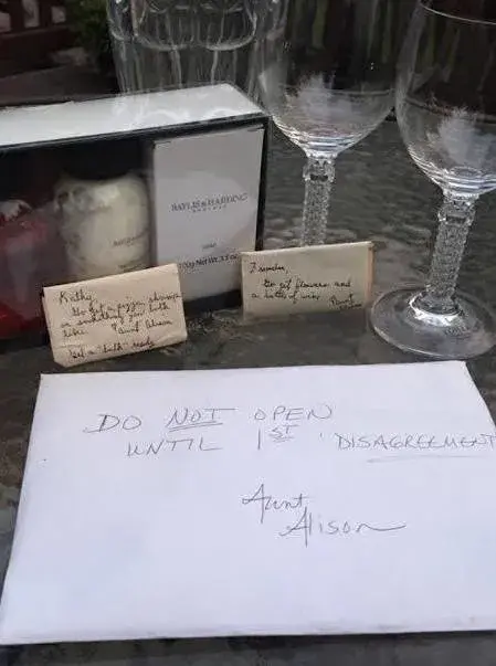 Пара открывает свадебный подарок, который тетя запретила им открывать, после 9 лет ожидания