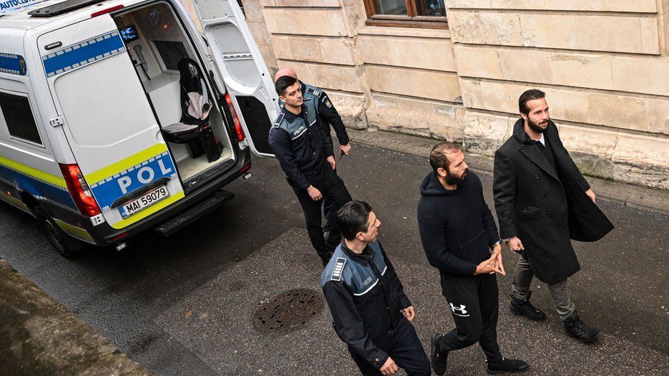 Эндрю Тейт: срок содержания братьев под стражей в Румынии продлен еще на месяц