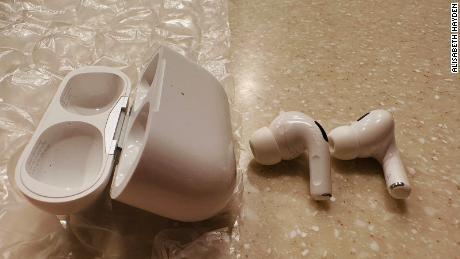 Эта женщина забыла свои AirPods в самолете. Она отследила их до дома работника аэропорта.