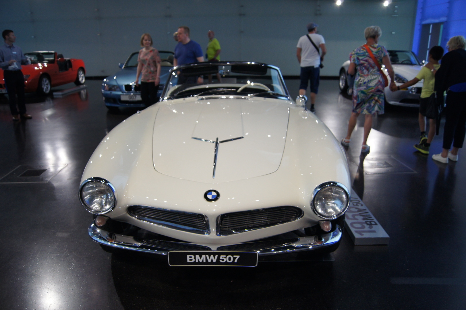 Вот как должен выглядеть современный музей одного из автопроизводителей. Это музей истории БМВ..Мюнхен