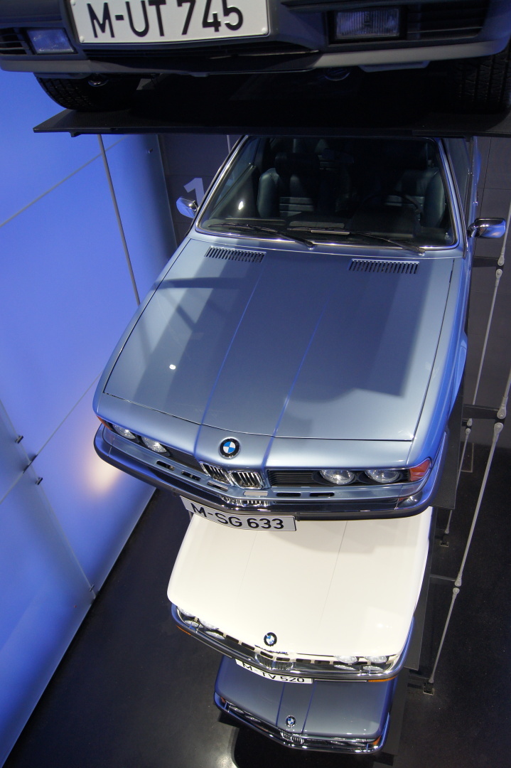 Вот как должен выглядеть современный музей одного из автопроизводителей. Это музей истории БМВ..Мюнхен