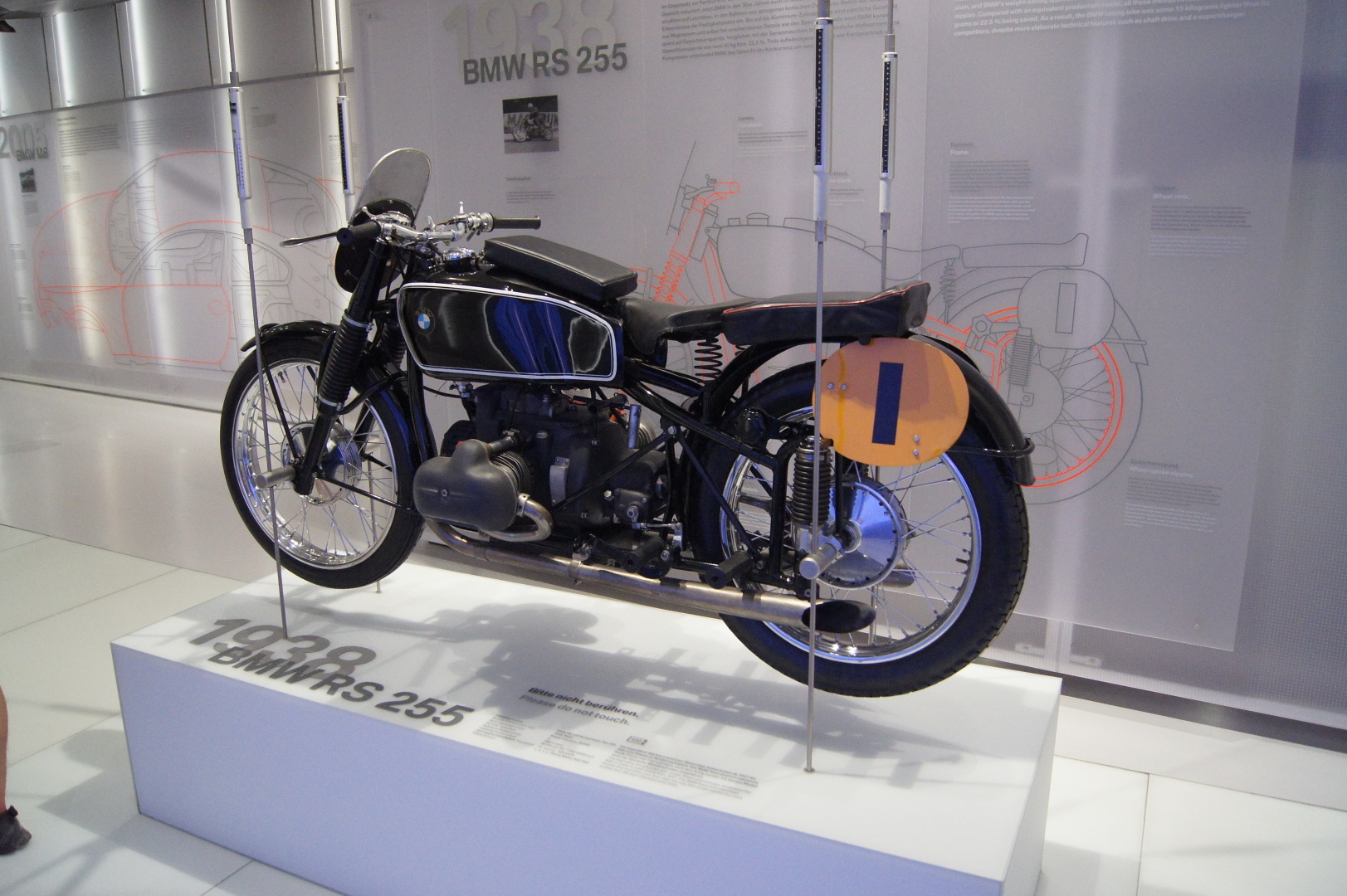 Вот как должен выглядеть современный музей одного из автопроизводителей. Это музей истории БМВ..Мюнхен