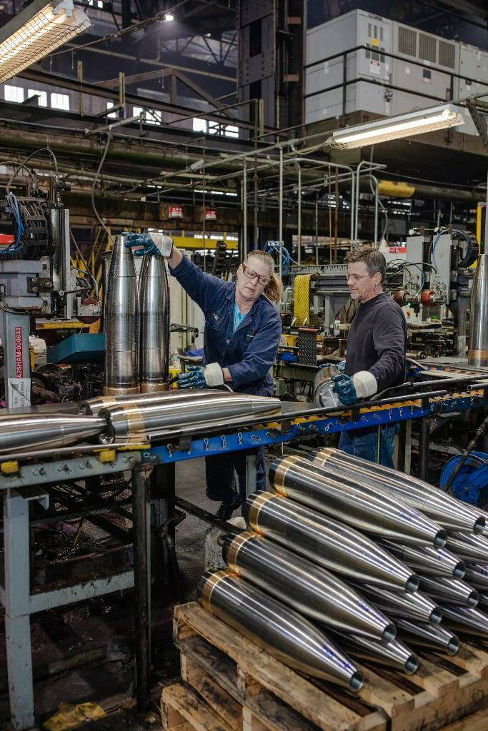 От ракет до шарикоподшипников, Пентагон изо всех сил пытается накормить военную машину.