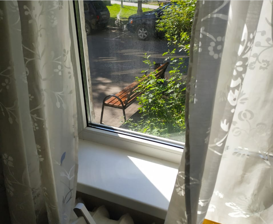 «Шумная» скамейка под окном. Тихое решение шумной проблемы