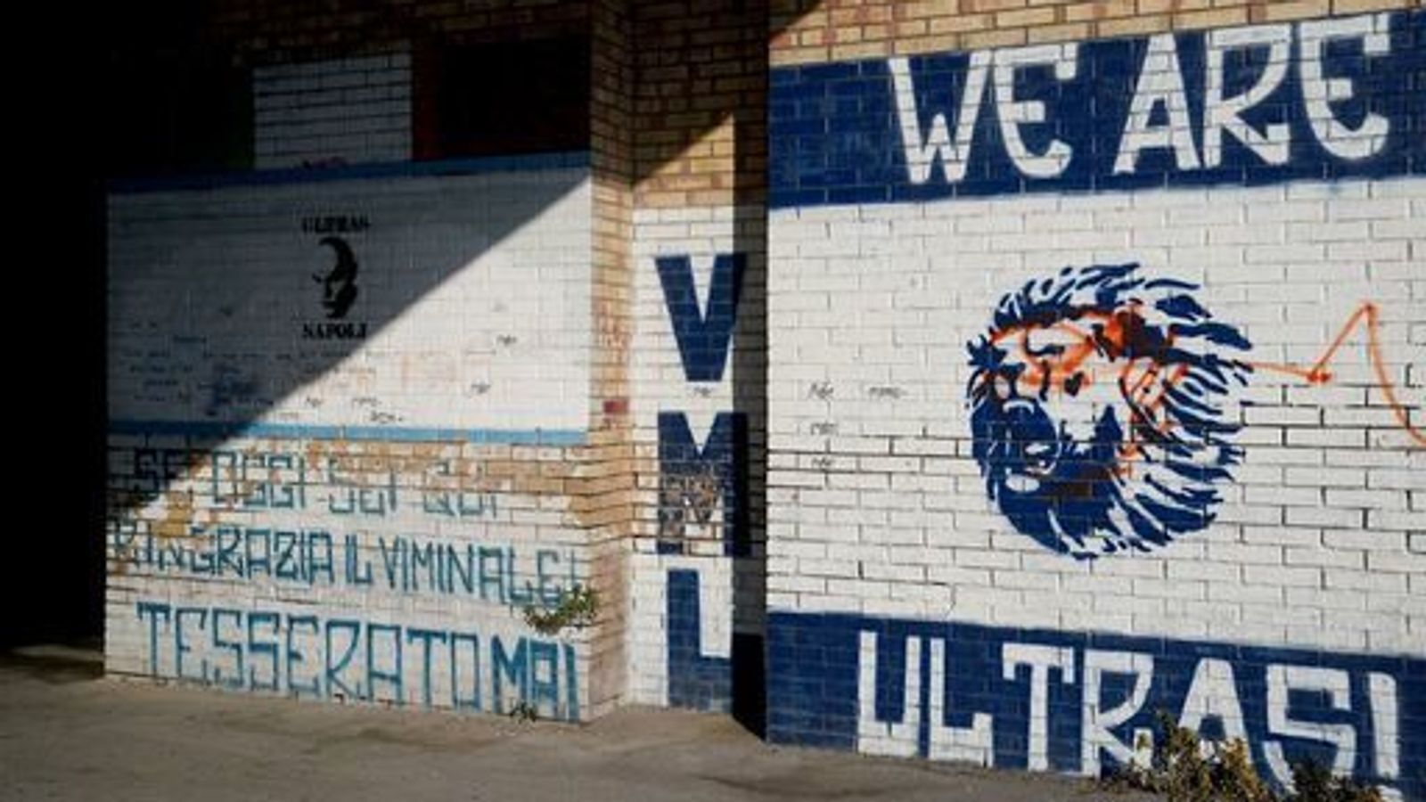 Болельщики сборной Англии заперты в автобусах в целях собственной безопасности перед отборочным матчем Евро-2024 в Италии из-за угрозы Napoli Ultras