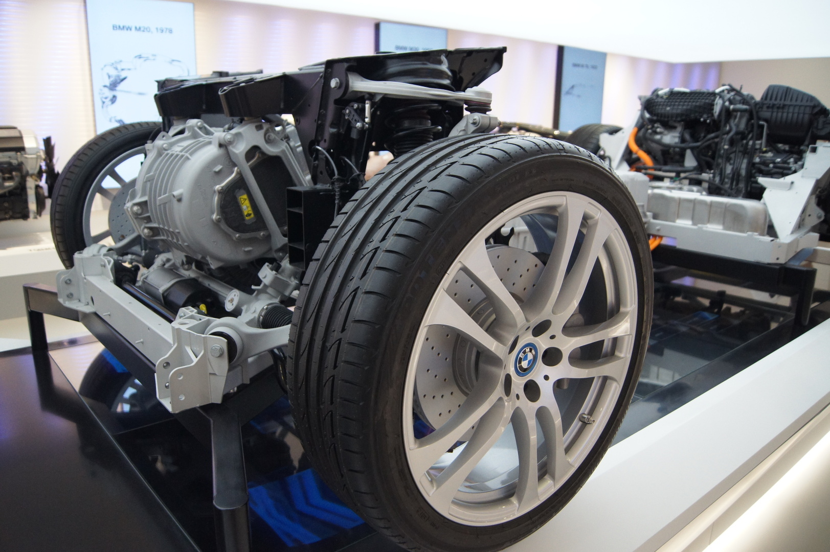 Вот как должен выглядеть современный музей одного из автопроизводителей. Это музей истории БМВ..Мюнхен