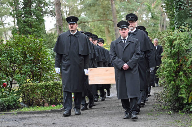 Фрагменты человеческих костей, удерживаемых нацистами, похоронили в Берлине, «чтобы даровать мир всем жертвам»