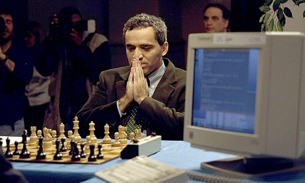 Гроссмейстер против компьютера. История борьбы и когда машины превзошли людей в шахматах?