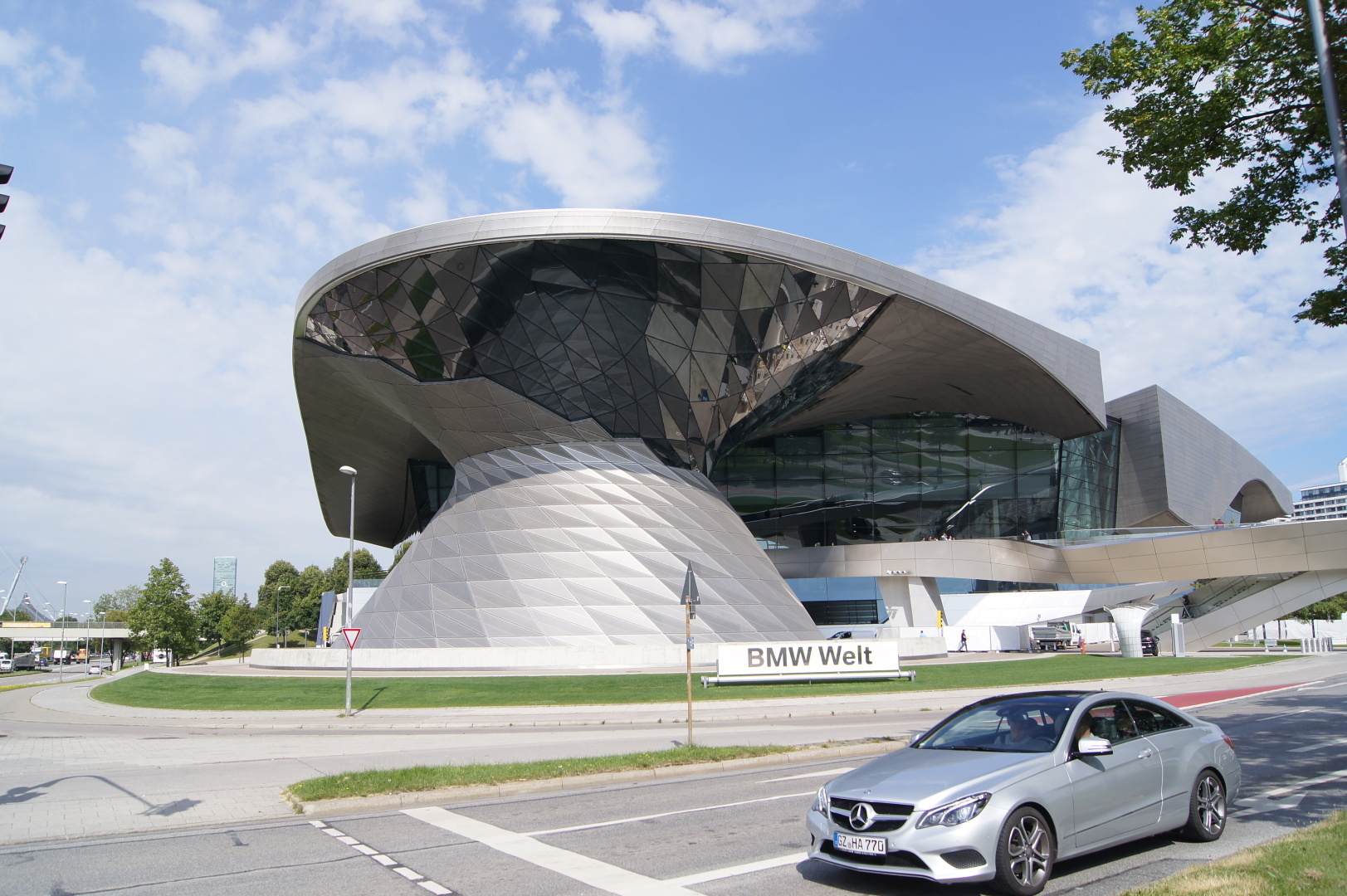 Вот как должен выглядеть современный музей одного из автопроизводителей. Это музей истории БМВ..Мюнхен