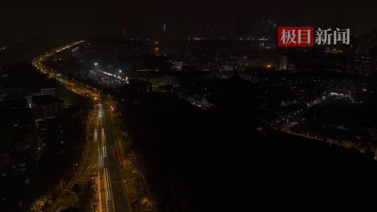 "Отдать Земле один час": Хуанхэлова башня в Ухане и другие знаковые места выключили свет.