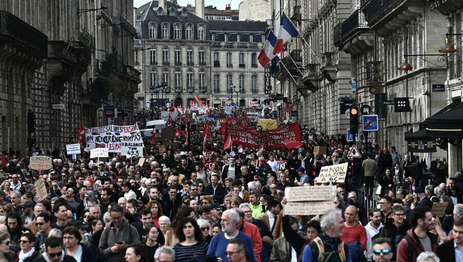 Французы ополчились против выхода на пенсию в 64 года.