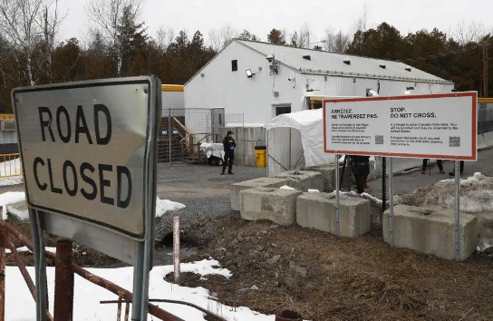 Пешие мигранты спешили до 12 часов субботы попасть в Канаду