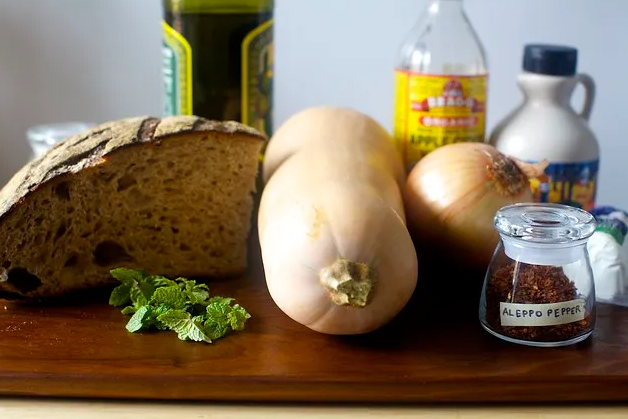 Кабачковые тосты с рикоттой и яблочным уксусом