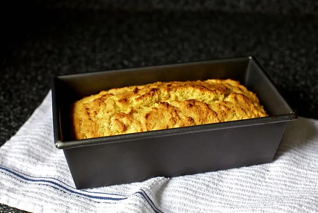 Сметанный кукурузный хлеб с алеппо