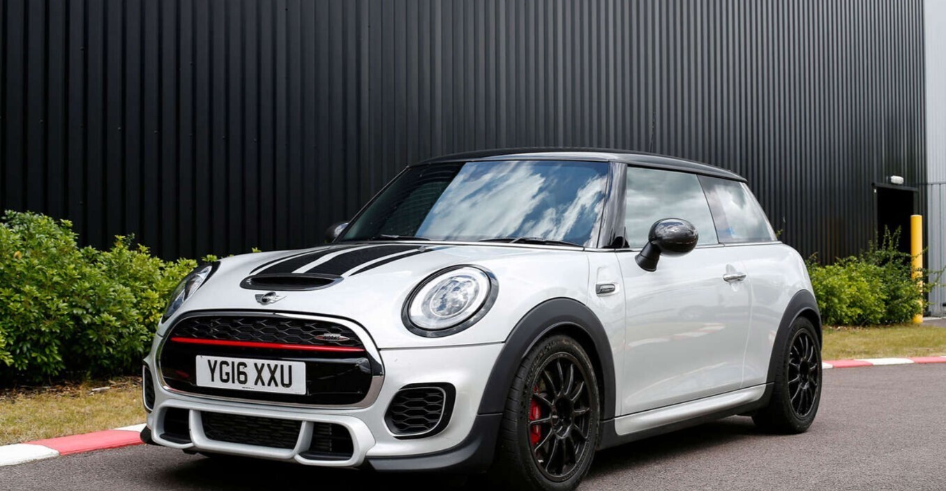 Mini silver. Mini Cooper JCW White. Mini Cooper John Cooper works White. Mini Countryman 2021 JCW White Silver. Mini Cooper John Cooper works 2020 White.