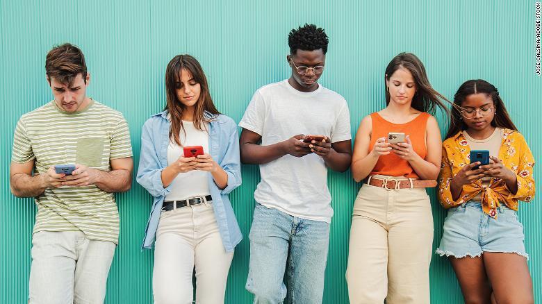 Важная причина, по которой молодым людям нужно совершать больше телефонных звонков