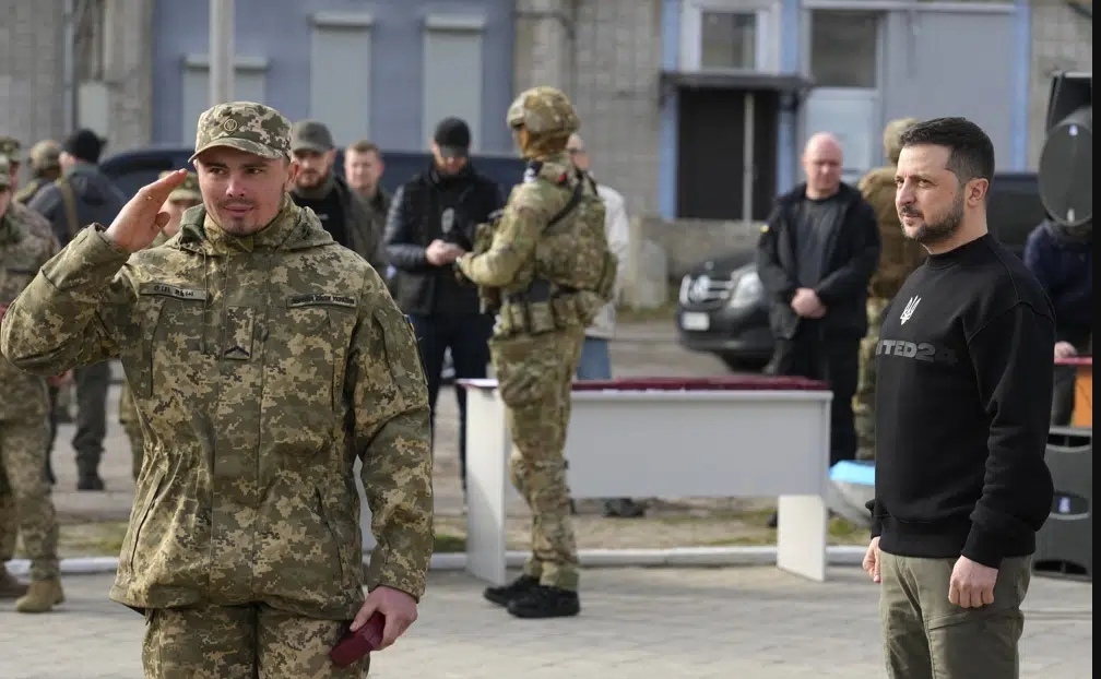 Президент Украины расширил тур по прифронтовым районам войны