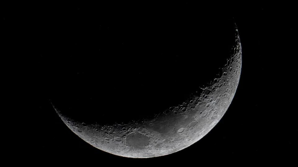 На поверхности луны ученые обнаружили воду