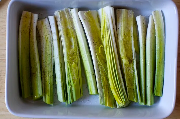 Галеты из жареного лука-порея и белой фасоли