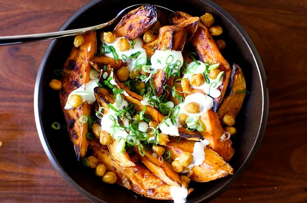 Жареный ямс и нут с йогуртом