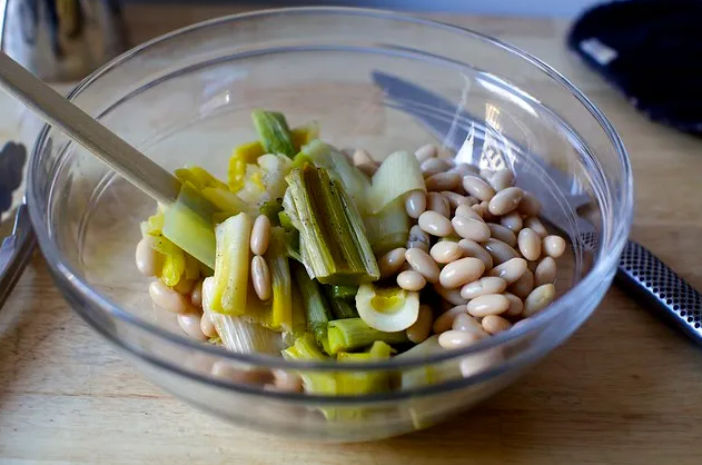 Галеты из жареного лука-порея и белой фасоли