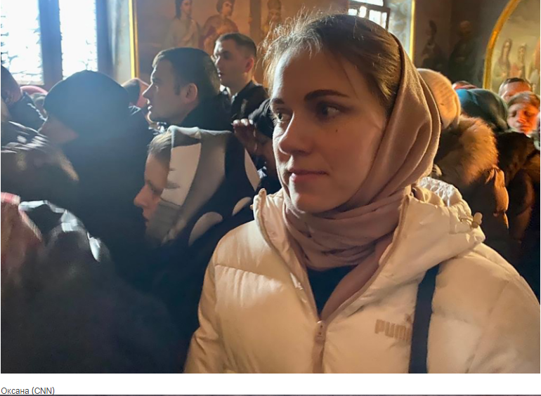 Украинцы считают, что священнослужителям пророссийской Украинской православной церкви нельзя отказывать в выходе из киевского монастыря