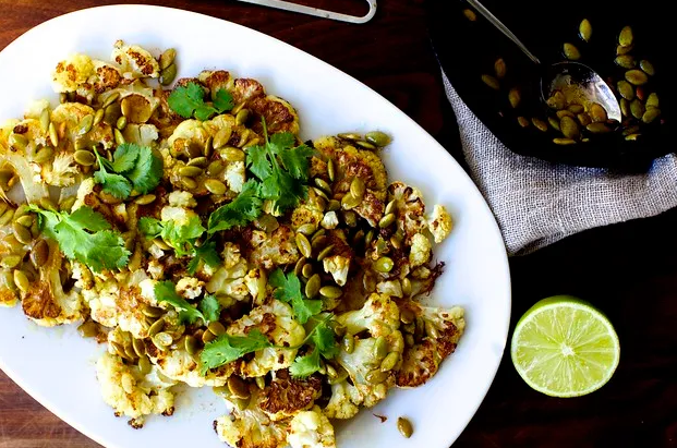 Жареная цветная капуста с тыквенными семечками, коричневым маслом и лаймом