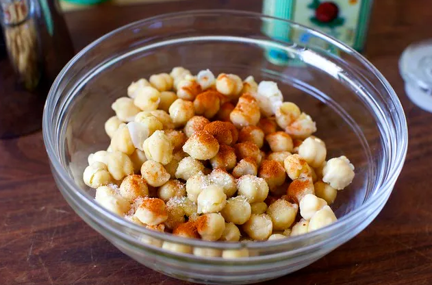 Жареный ямс и нут с йогуртом