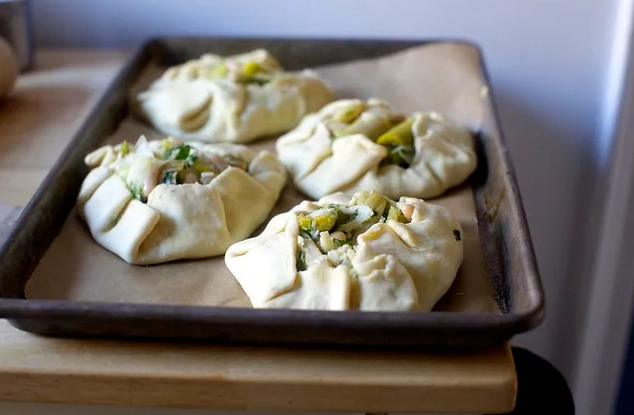 Галеты из жареного лука-порея и белой фасоли