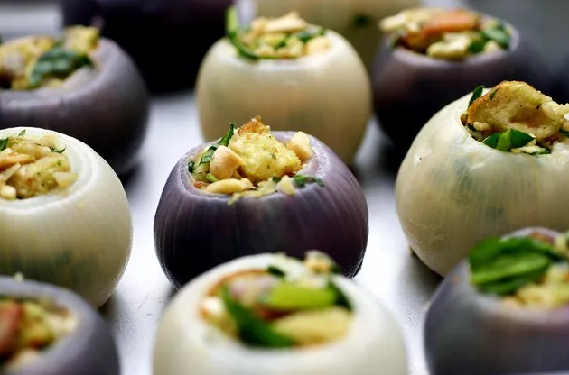 Жареный фаршированный лук