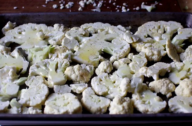 Жареная цветная капуста с тыквенными семечками, коричневым маслом и лаймом