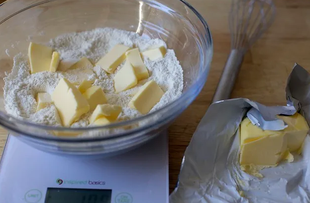 Галеты из жареного лука-порея и белой фасоли