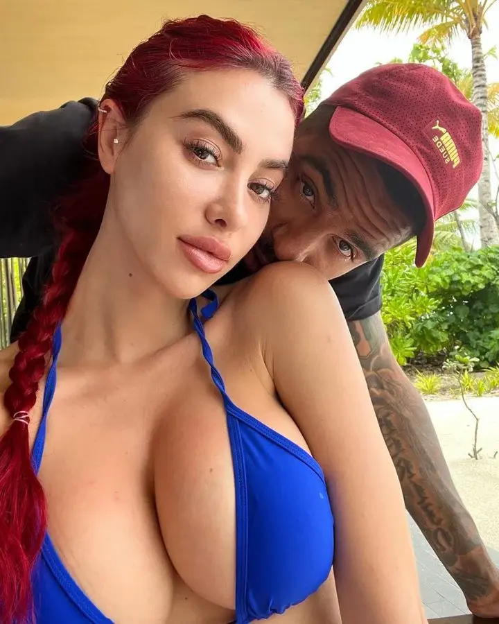 "Самая горячая пара". Сексуальная девушка экс-игрока Барселоны опубликовала откровенные фото