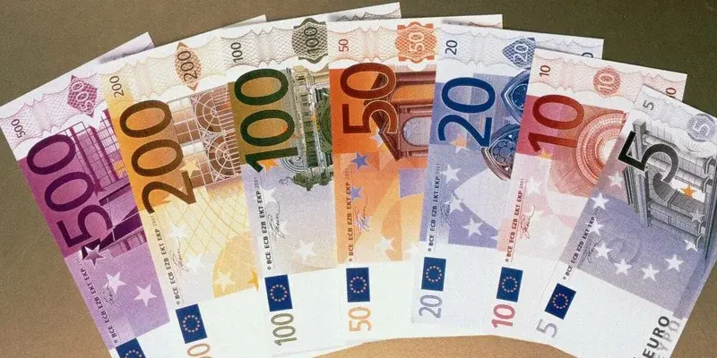 "Курс евро на Мосбирже поднялся выше 84 рублей впервые с 20 апреля 2022 года: прогнозы экспертов на фоне рисков глобальной экономики и банковской сист