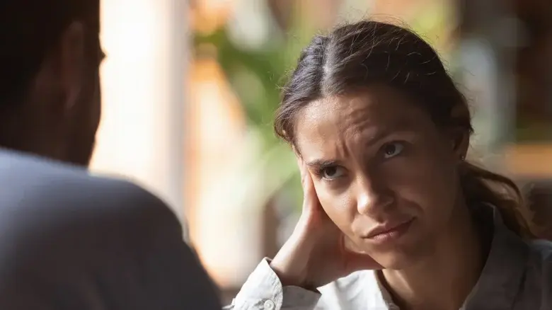 Слова и фразы, которые могут сигнализировать о том, что ваш партнер лжет вам