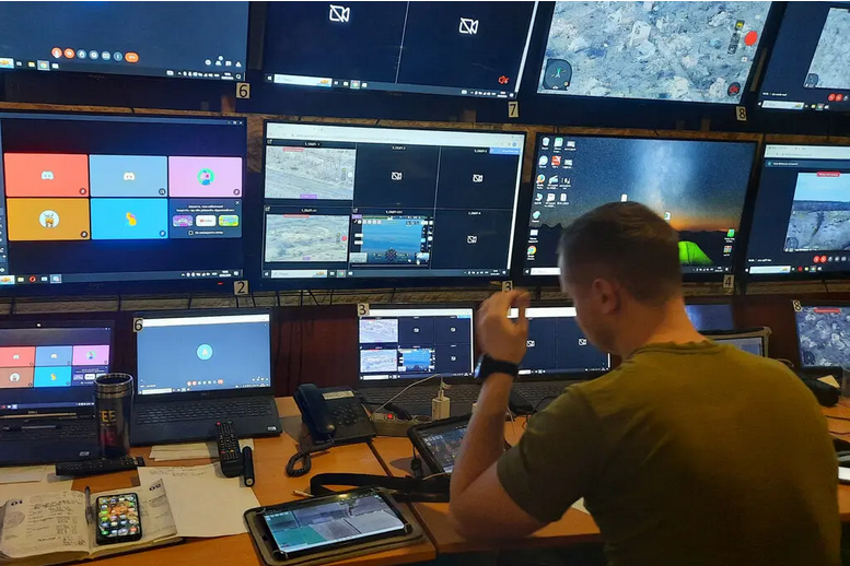 Украинцы на скрытом командном пункте видят, как Бахмут идет своим путем