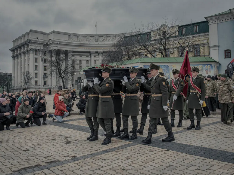 Украинцы на скрытом командном пункте видят, как Бахмут идет своим путем