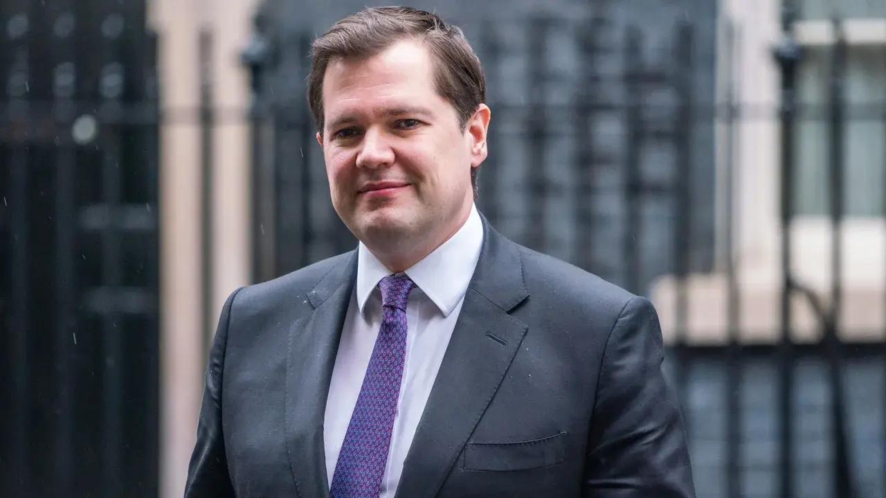 План Великобритании по размещению мигрантов в бараках и баржах осуждается как «жестокий» и нереализуемый