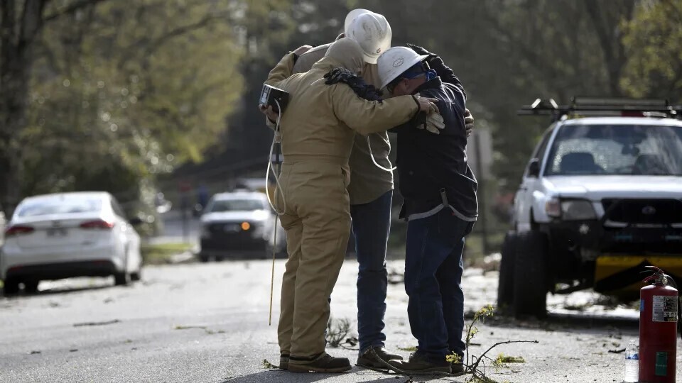 Прорвавшиеся через Юг и Средний Запад торнадо и штормы унесли жизни 5 человек и ранив десятки других