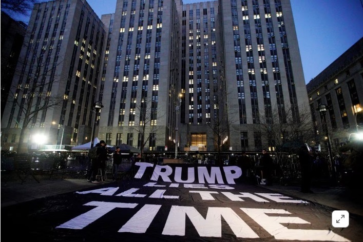 Трамп столкнется с уголовными обвинениями в связи с расследованием дела о "скрытых деньгах" Сторми Дэниелс...