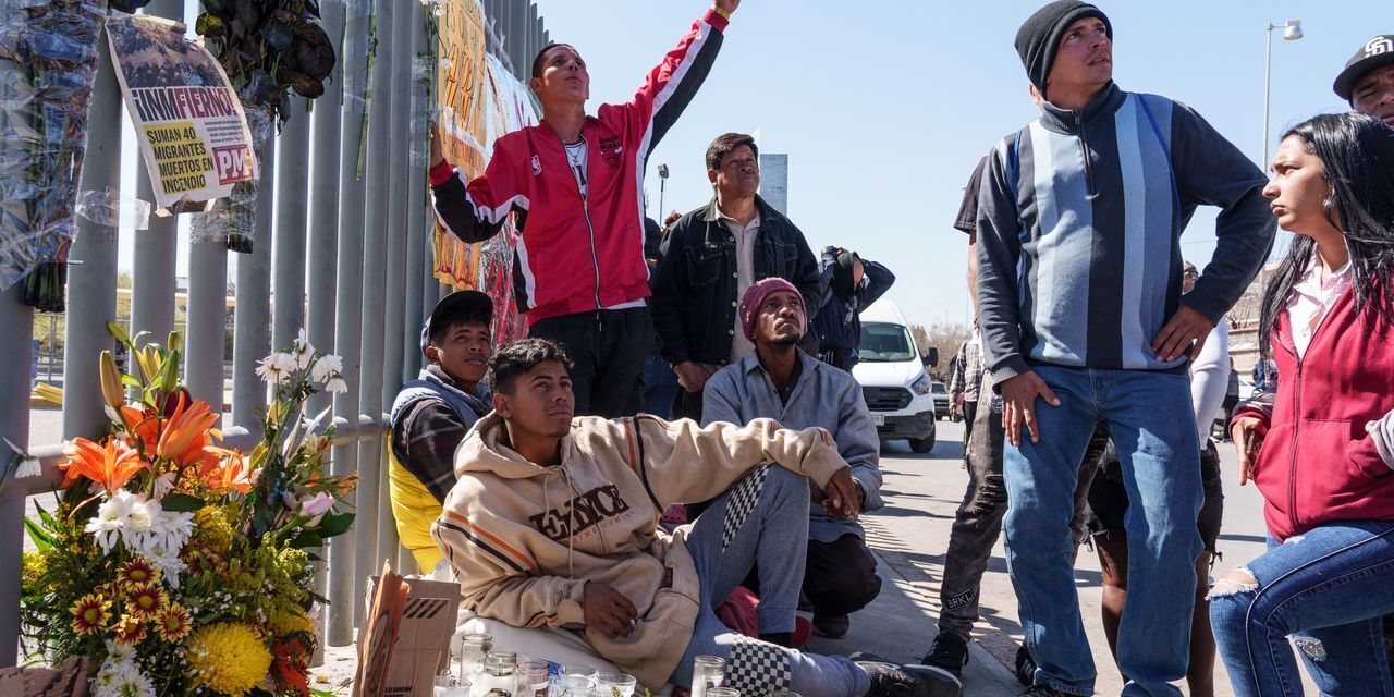 Смертельный пожар усугубляет напряженность в приграничном городе с мигрантами