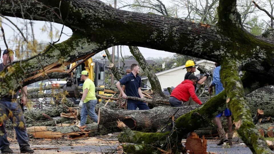 Прорвавшиеся через Юг и Средний Запад торнадо и штормы унесли жизни 5 человек и ранив десятки других