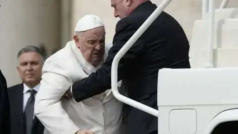 'Я все еще жив': Папа Франциск покидает больницу после лечения бронхита